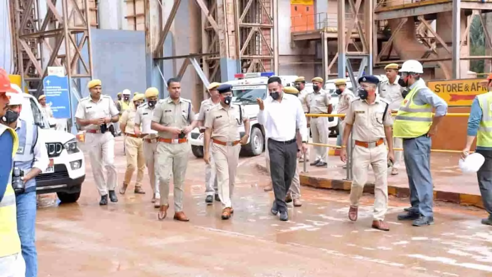 चित्तौड़गढ़ पुलिस अधिकारी सावा के सीमेंट प्लांट परिसर में मौजूद हैं। चित्तौड़गढ़ पुलिस अधिकारी सावा के सीमेंट प्लांट परिसर में मौजूद हैं।