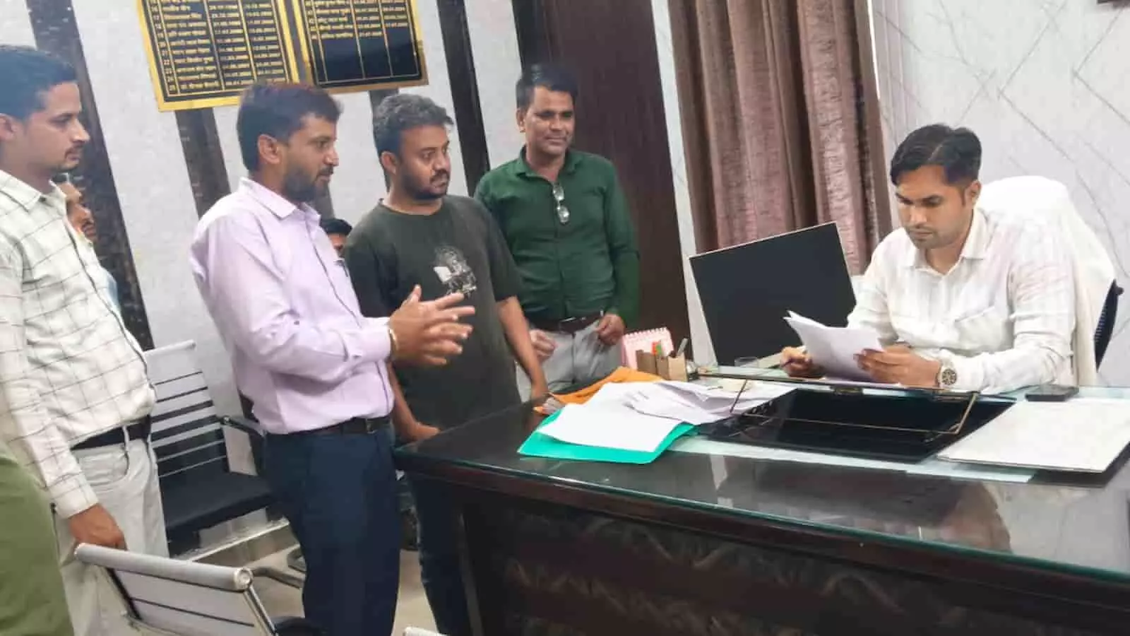 तस्वीर में श्रीराम कॉलोनी के लोग बेगूं उपखंड अधिकारी को ज्ञापन सौंप रहे हैं। तस्वीर में श्रीराम कॉलोनी के लोग बेगूं उपखंड अधिकारी को ज्ञापन सौंप रहे हैं।