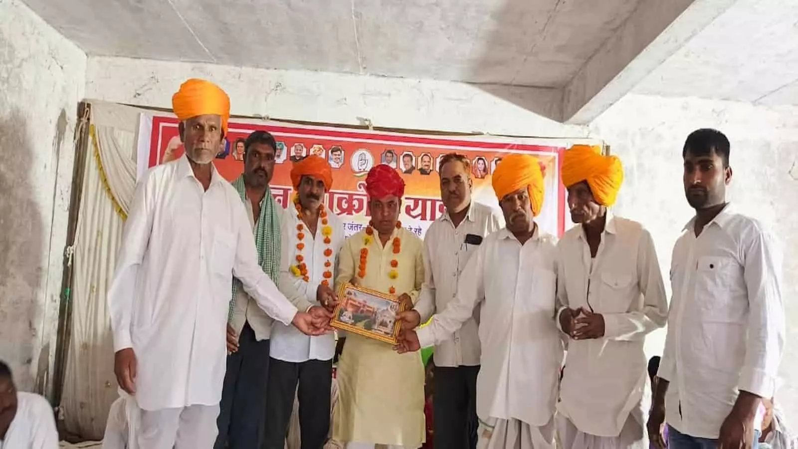 प्रतापगढ़ के गौतमेश्वर मंडल में कांग्रेस की जन आक्रोश यात्रा के दौरान नजर आते नेता और ग्रामीण। प्रतापगढ़ के गौतमेश्वर मंडल में कांग्रेस की जन आक्रोश यात्रा के दौरान नजर आते नेता और ग्रामीण।
