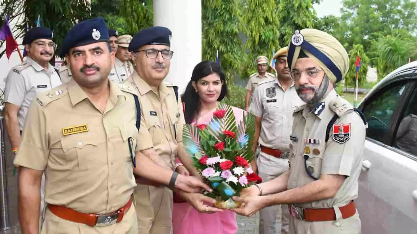 तस्वीर में एसडीआरएफ गाडोता बटालियन मुख्यालय में सम्मान समारोह के दौरान अधिकारी और जवान दिख रहे हैं। तस्वीर में एसडीआरएफ गाडोता बटालियन मुख्यालय में सम्मान समारोह के दौरान अधिकारी और जवान दिख रहे हैं।