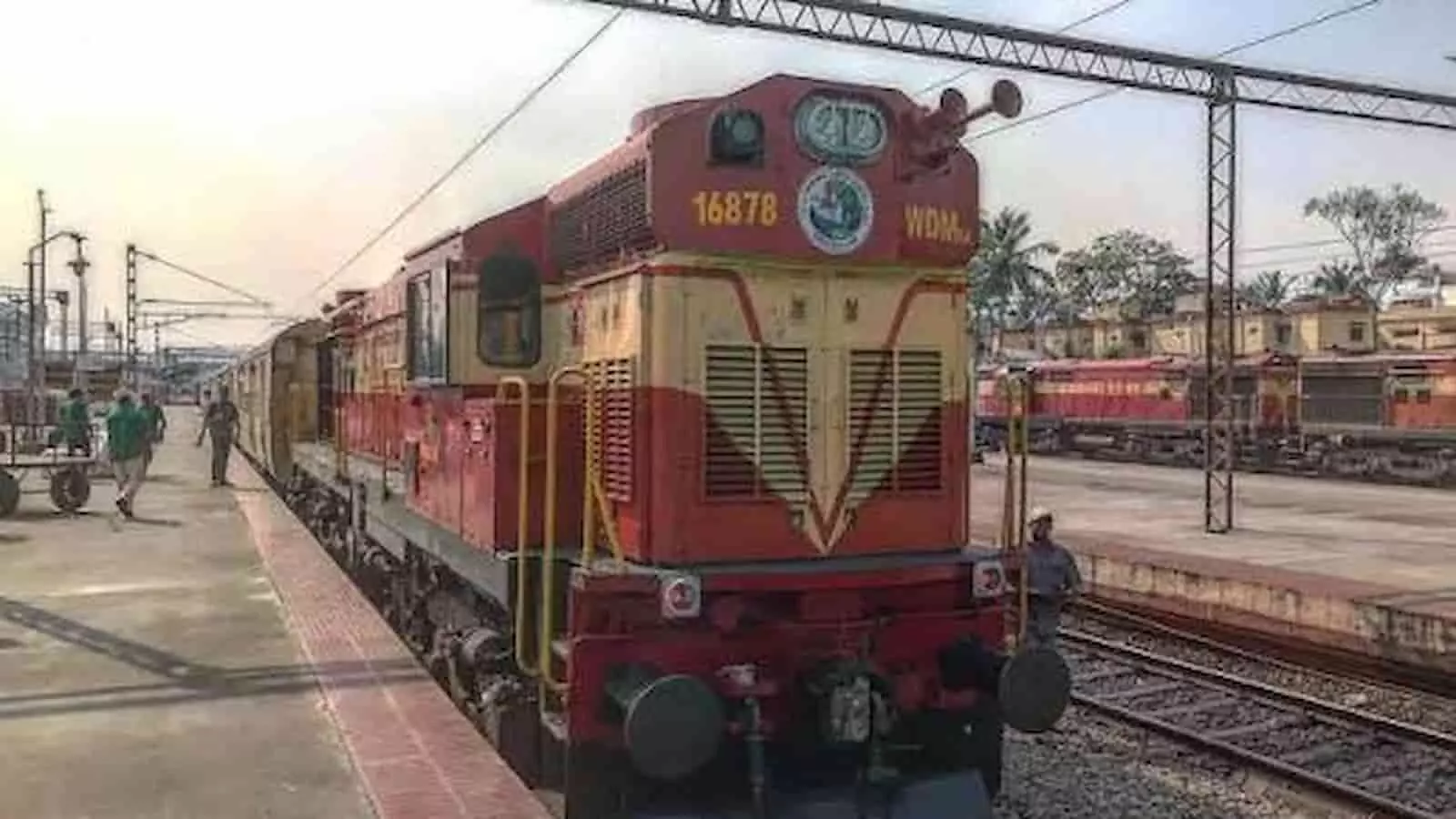 तस्वीर में मावली जंक्शन रेलवे स्टेशन पर खड़ी रेलगाड़ी नजर आ रही है। तस्वीर में मावली जंक्शन रेलवे स्टेशन पर खड़ी रेलगाड़ी नजर आ रही है।