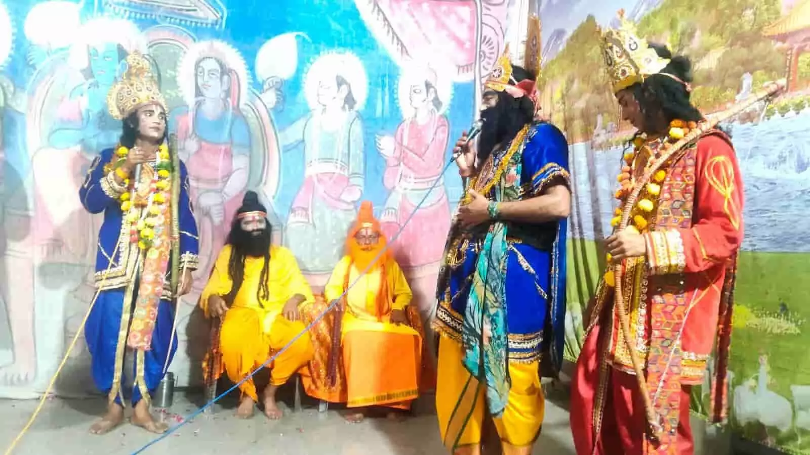 तस्वीर में बारां के प्रजापति भवन में रामलीला मंचन के दौरान पारंपरिक वेशभूषा में कलाकार दिखाई दे रहे हैं। तस्वीर में बारां के प्रजापति भवन में रामलीला मंचन के दौरान पारंपरिक वेशभूषा में कलाकार दिखाई दे रहे हैं।