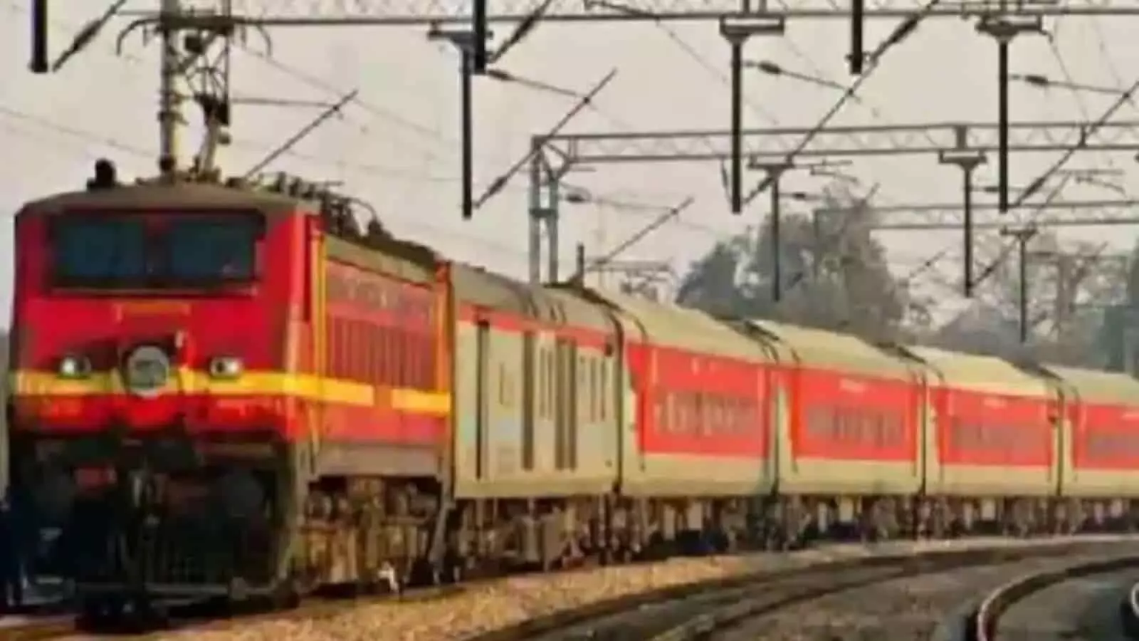 तस्वीर में पटरियों पर खड़ी भारतीय रेलवे की ट्रेन दिखाई दे रही है। तस्वीर में पटरियों पर खड़ी भारतीय रेलवे की ट्रेन दिखाई दे रही है।