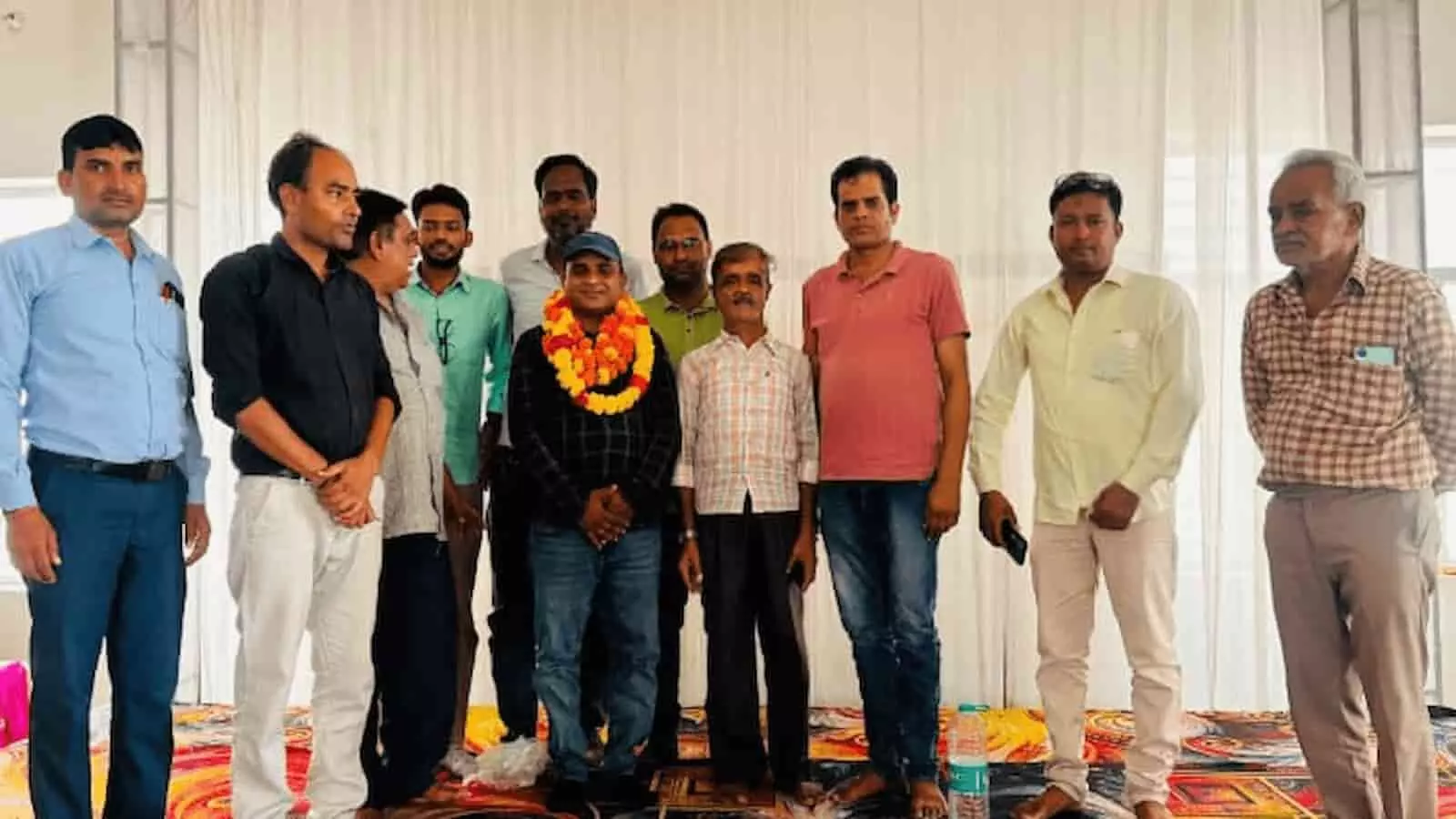 बौंली पत्रकार संघ की बैठक के दौरान सभागार में खड़े पत्रकार और अध्यक्ष कुंजीलाल मीणा। बौंली पत्रकार संघ की बैठक के दौरान सभागार में खड़े पत्रकार और अध्यक्ष कुंजीलाल मीणा।