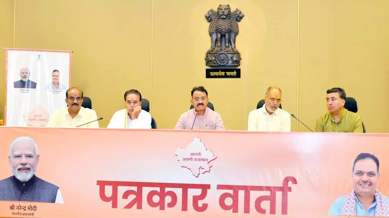 तस्वीर में राजस्थान कैबिनेट की प्रेस वार्ता के दौरान मंच पर बैठे मंत्रीगण दिखाई दे रहे हैं। तस्वीर में राजस्थान कैबिनेट की प्रेस वार्ता के दौरान मंच पर बैठे मंत्रीगण दिखाई दे रहे हैं।