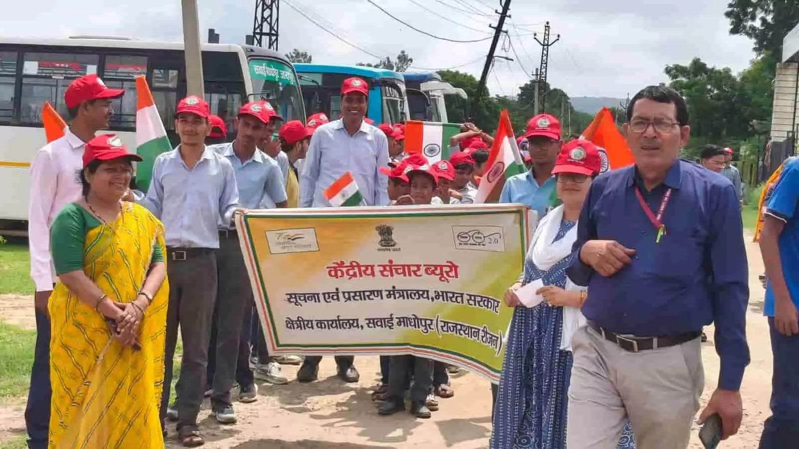 तस्वीर में सवाई माधोपुर में हर घर तिरंगा जागरूकता रैली निकालते हुए विद्यार्थी और अधिकारी। तस्वीर में सवाई माधोपुर में हर घर तिरंगा जागरूकता रैली निकालते हुए विद्यार्थी और अधिकारी।
