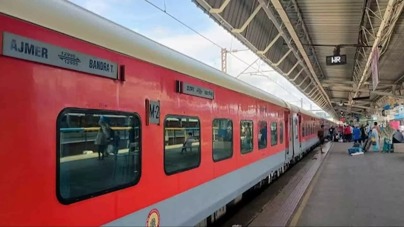वलसाड रेलवे स्टेशन के प्लेटफॉर्म पर ट्रेन खड़ी है। वलसाड रेलवे स्टेशन के प्लेटफॉर्म पर ट्रेन खड़ी है।