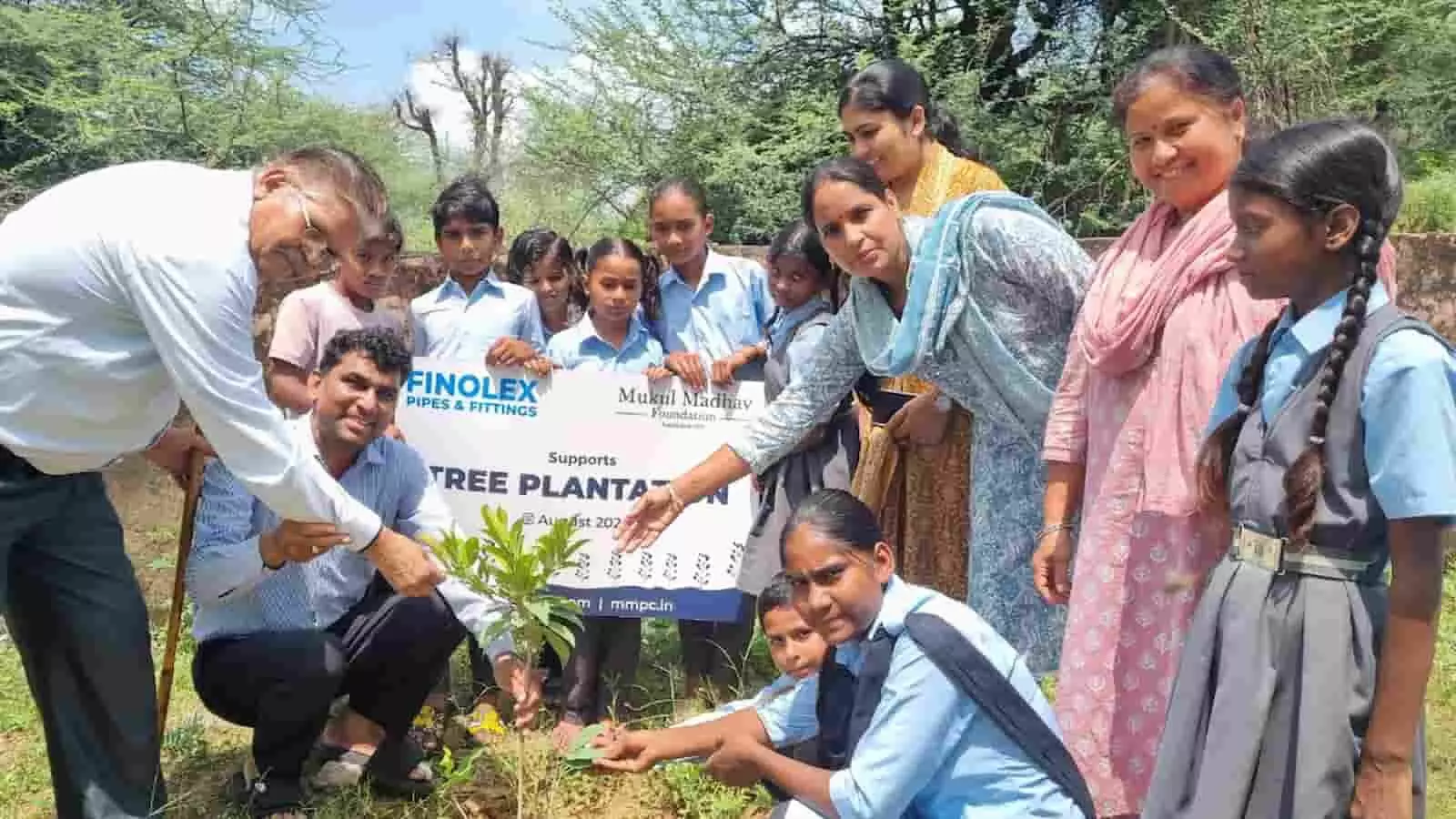 तस्वीर में जयपुर के विद्यालय में अतिथि और विद्यार्थी पौधे लगाते हुए नजर आ रहे हैं। तस्वीर में जयपुर के विद्यालय में अतिथि और विद्यार्थी पौधे लगाते हुए नजर आ रहे हैं।