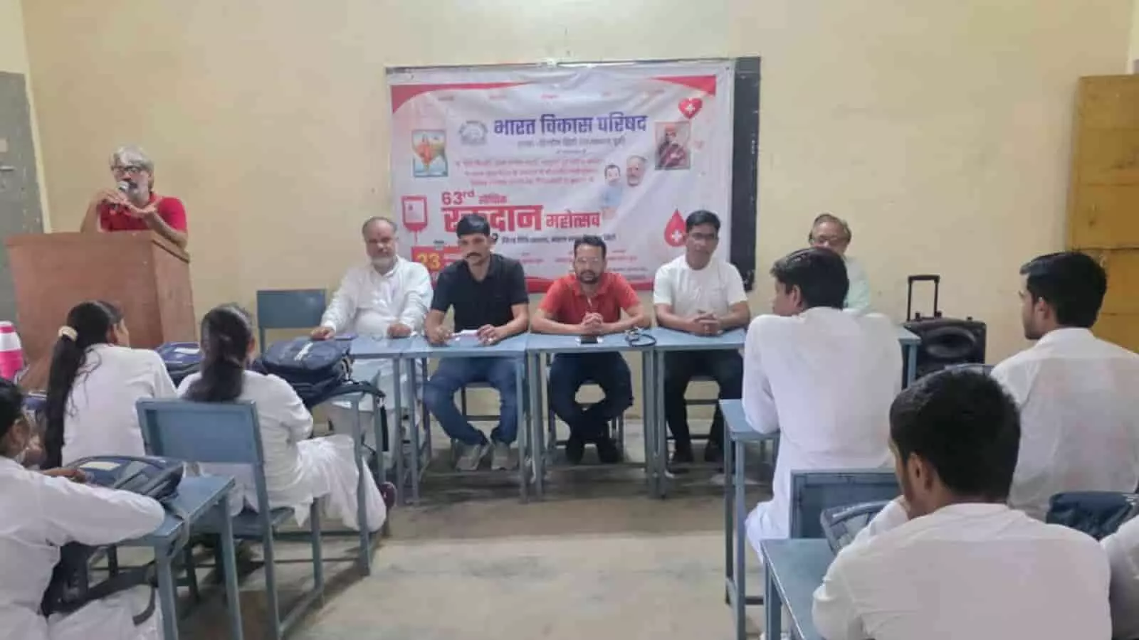 तस्वीर में हिण्डौन के संस्थान में रक्तदान शिविर के सेमिनार को संबोधित करते वक्ता और बैठे नर्सिंग विद्यार्थी दिख रहे हैं। तस्वीर में हिण्डौन के संस्थान में रक्तदान शिविर के सेमिनार को संबोधित करते वक्ता और बैठे नर्सिंग विद्यार्थी दिख रहे हैं।