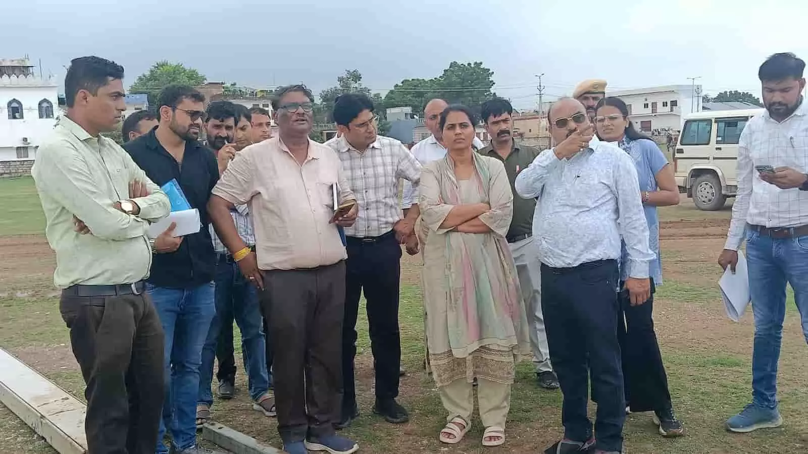 निंबाहेड़ा में प्रस्तावित यात्रा स्थल का निरीक्षण करतीं जिला कलक्टर डॉ. मंजू और अन्य अधिकारी। निंबाहेड़ा में प्रस्तावित यात्रा स्थल का निरीक्षण करतीं जिला कलक्टर डॉ. मंजू और अन्य अधिकारी।