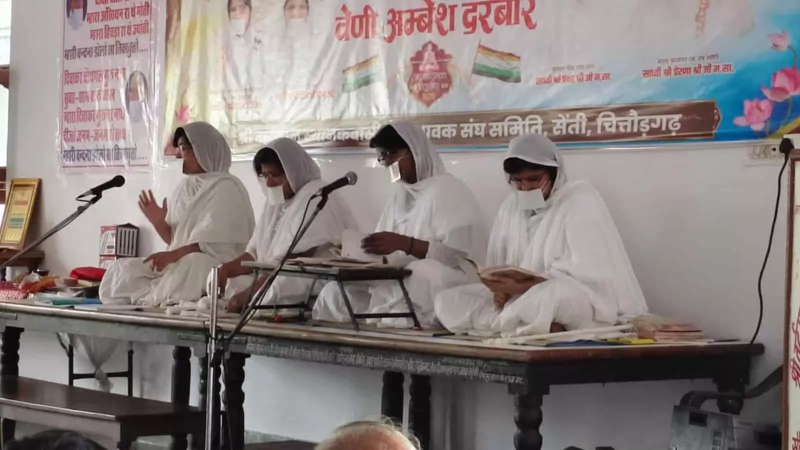 तस्वीर में निम्बाहेड़ा में कार्यक्रम के दौरान मंच पर बैठी जैन साध्वियां दिख रही हैं। तस्वीर में निम्बाहेड़ा में कार्यक्रम के दौरान मंच पर बैठी जैन साध्वियां दिख रही हैं।