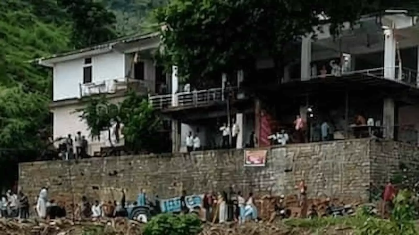 तस्वीर में गंगा घाटी शिव धाम मंदिर परिसर के बाहर हरियाली अमावस्या पर खड़े श्रद्धालु दिख रहे हैं। तस्वीर में गंगा घाटी शिव धाम मंदिर परिसर के बाहर हरियाली अमावस्या पर खड़े श्रद्धालु दिख रहे हैं।