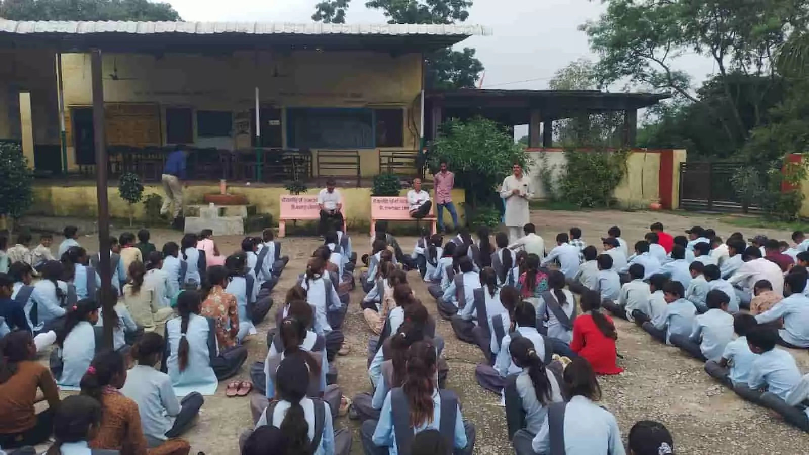 तस्वीर में केवल पुरा में युवा विद्यार्थी सम्मेलन को संबोधित करते वक्ता और बैठे विद्यार्थी नजर आ रहे हैं। तस्वीर में केवल पुरा में युवा विद्यार्थी सम्मेलन को संबोधित करते वक्ता और बैठे विद्यार्थी नजर आ रहे हैं।
