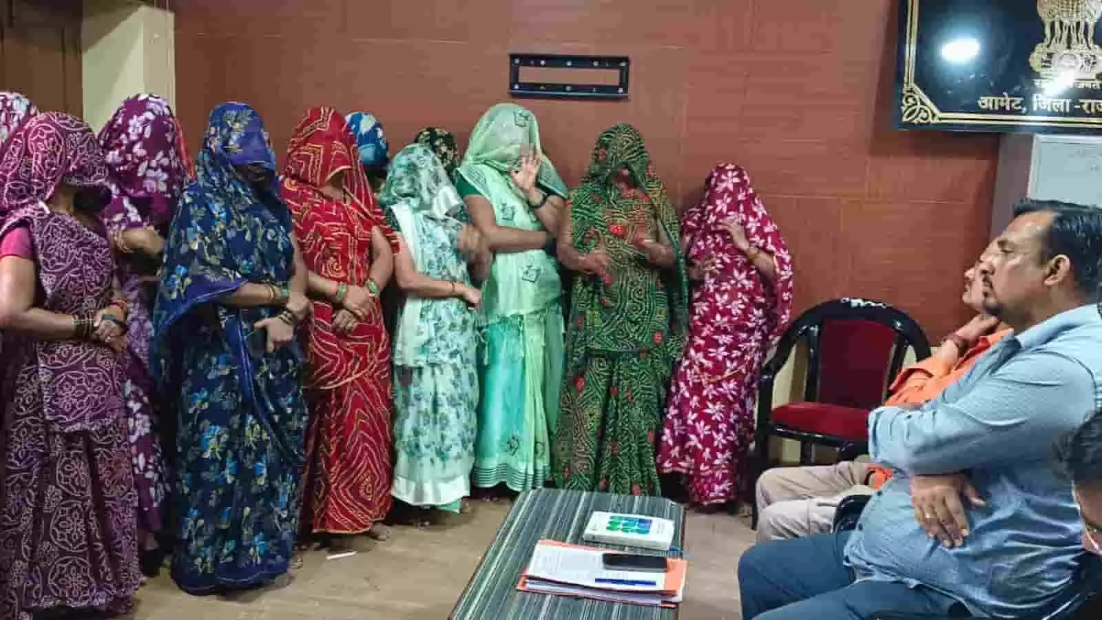 तस्वीर में आमेट नगर पालिका कार्यालय के अंदर महिलाएं और अधिकारी वार्ता के दौरान खड़े दिखाई दे रहे हैं। तस्वीर में आमेट नगर पालिका कार्यालय के अंदर महिलाएं और अधिकारी वार्ता के दौरान खड़े दिखाई दे रहे हैं।