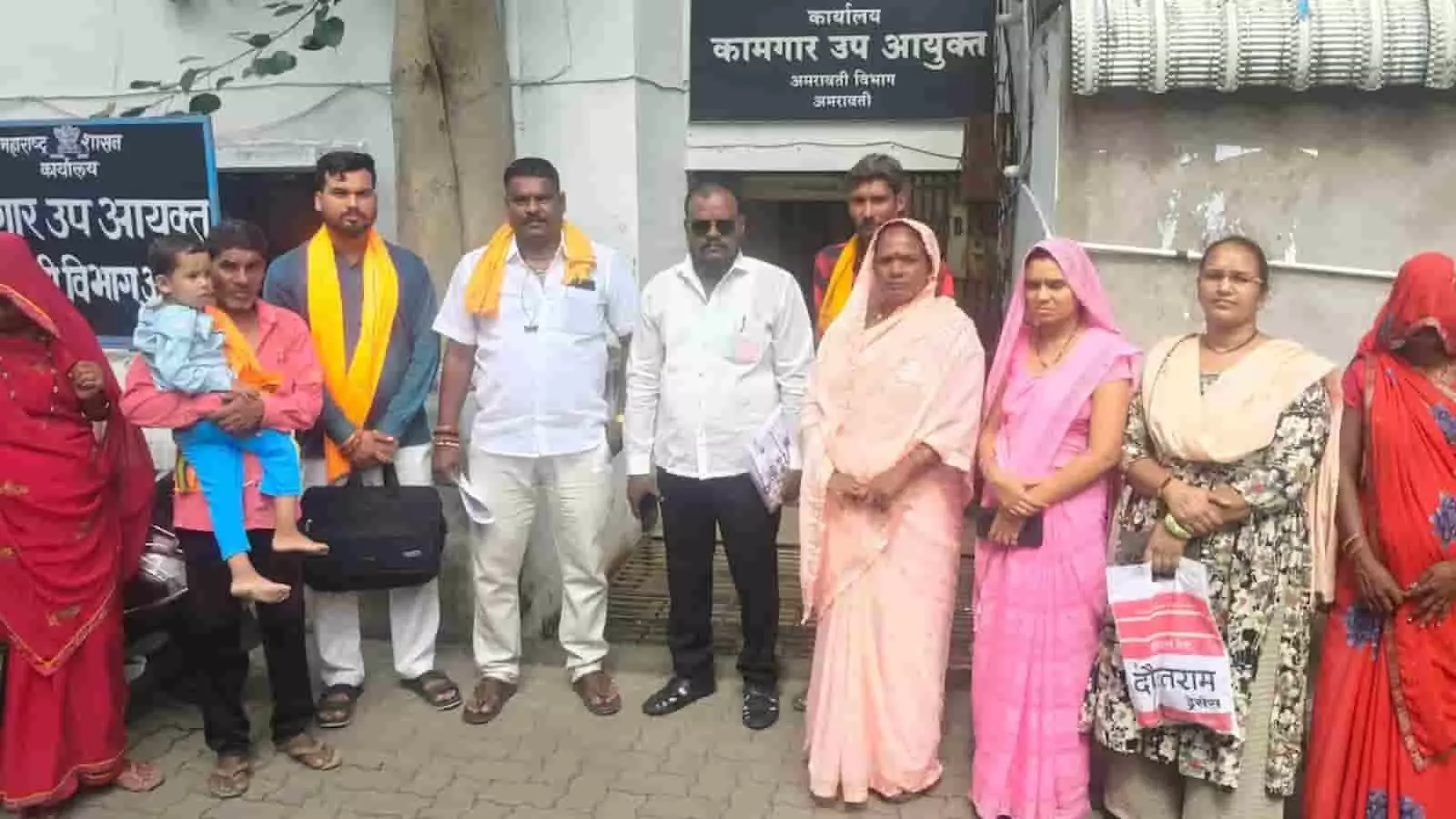 तस्वीर में कंत्राटी सफाई कामगारों का शिष्टमंडल अमरावती में कामगार उप आयुक्त कार्यालय के बाहर खड़ा हुआ दिख रहा है। तस्वीर में कंत्राटी सफाई कामगारों का शिष्टमंडल अमरावती में कामगार उप आयुक्त कार्यालय के बाहर खड़ा हुआ दिख रहा है।