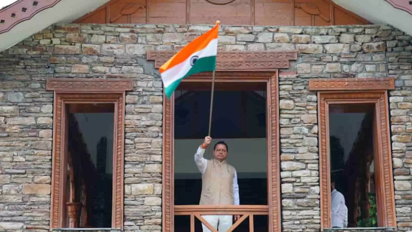 तस्वीर में मुख्यमंत्री पुष्कर सिंह धामी शासकीय आवास पर तिरंगा फहराते हुए दिखाई दे रहे हैं। तस्वीर में मुख्यमंत्री पुष्कर सिंह धामी शासकीय आवास पर तिरंगा फहराते हुए दिखाई दे रहे हैं।