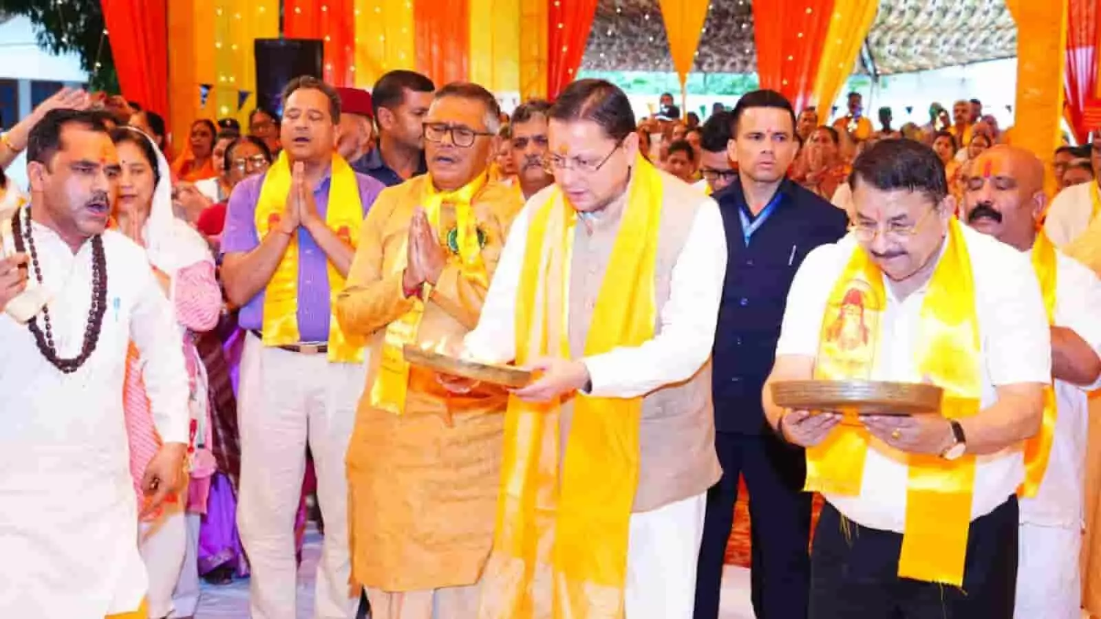 तस्वीर में मुख्यमंत्री पुष्कर सिंह धामी देहरादून में धार्मिक कार्यक्रम के दौरान पूजा करते हुए दिख रहे हैं। तस्वीर में मुख्यमंत्री पुष्कर सिंह धामी देहरादून में धार्मिक कार्यक्रम के दौरान पूजा करते हुए दिख रहे हैं।