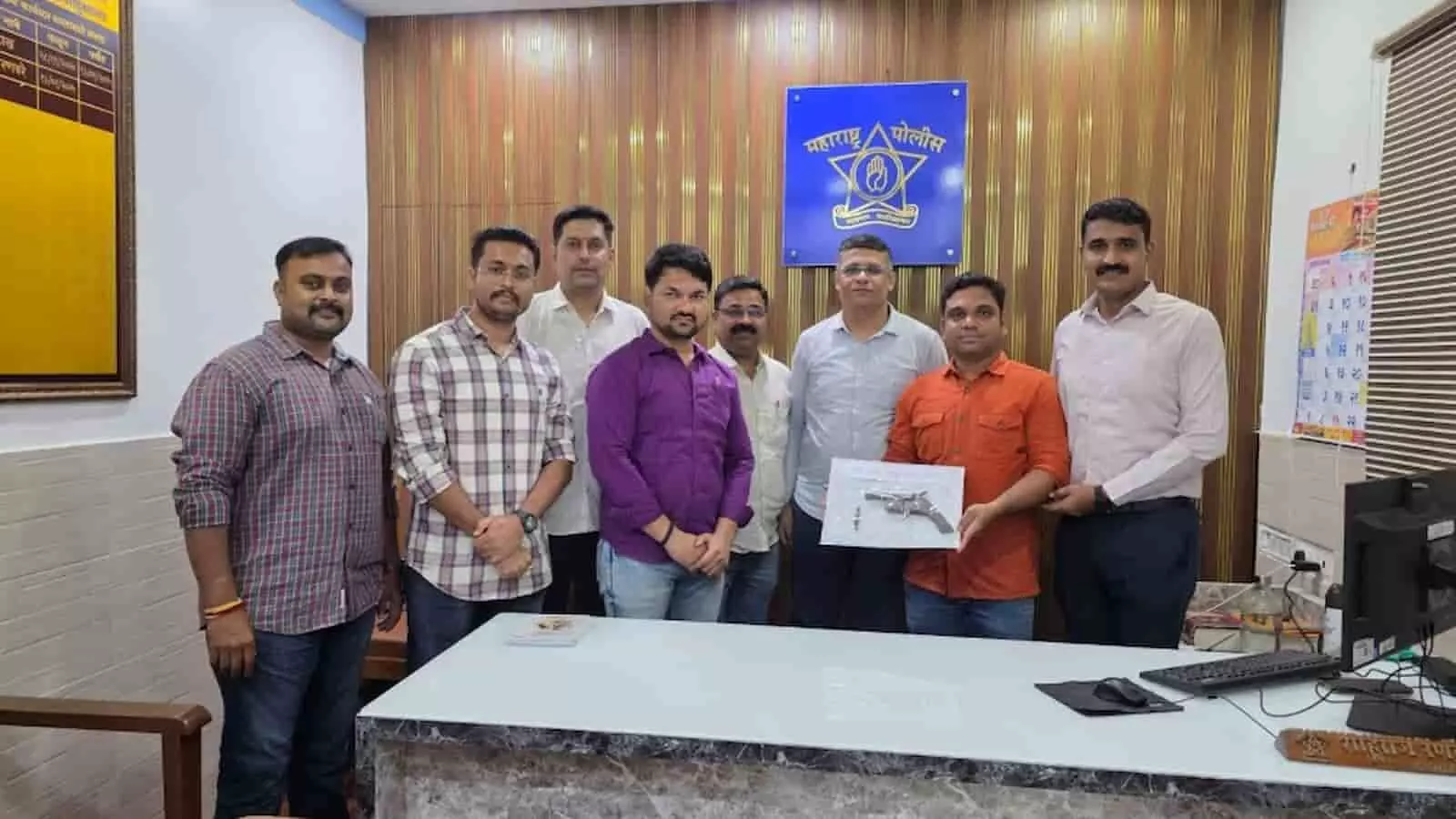 विरार पुलिस स्टेशन के भीतर देशी कट्टा और कारतूस के साथ खड़े पुलिस अधिकारी औरकर्मी। विरार पुलिस स्टेशन के भीतर देशी कट्टा और कारतूस के साथ खड़े पुलिस अधिकारी औरकर्मी।