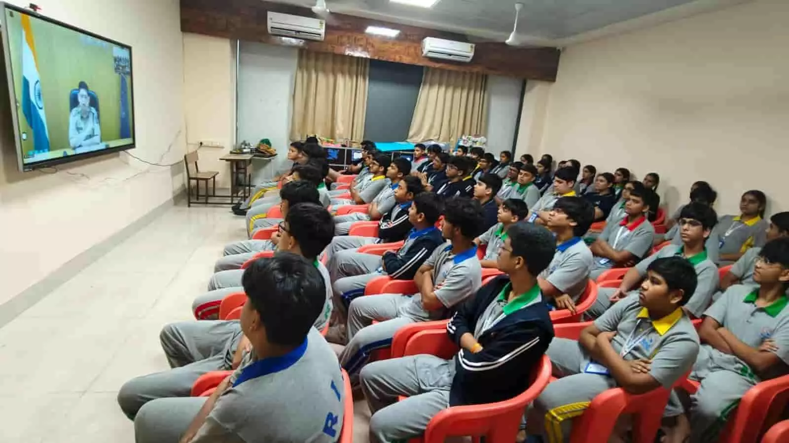 तस्वीर में छात्र हॉल में बैठकर स्क्रीन पर साइबर क्राइम जागरूकता सत्र देख रहे हैं। तस्वीर में छात्र हॉल में बैठकर स्क्रीन पर साइबर क्राइम जागरूकता सत्र देख रहे हैं।