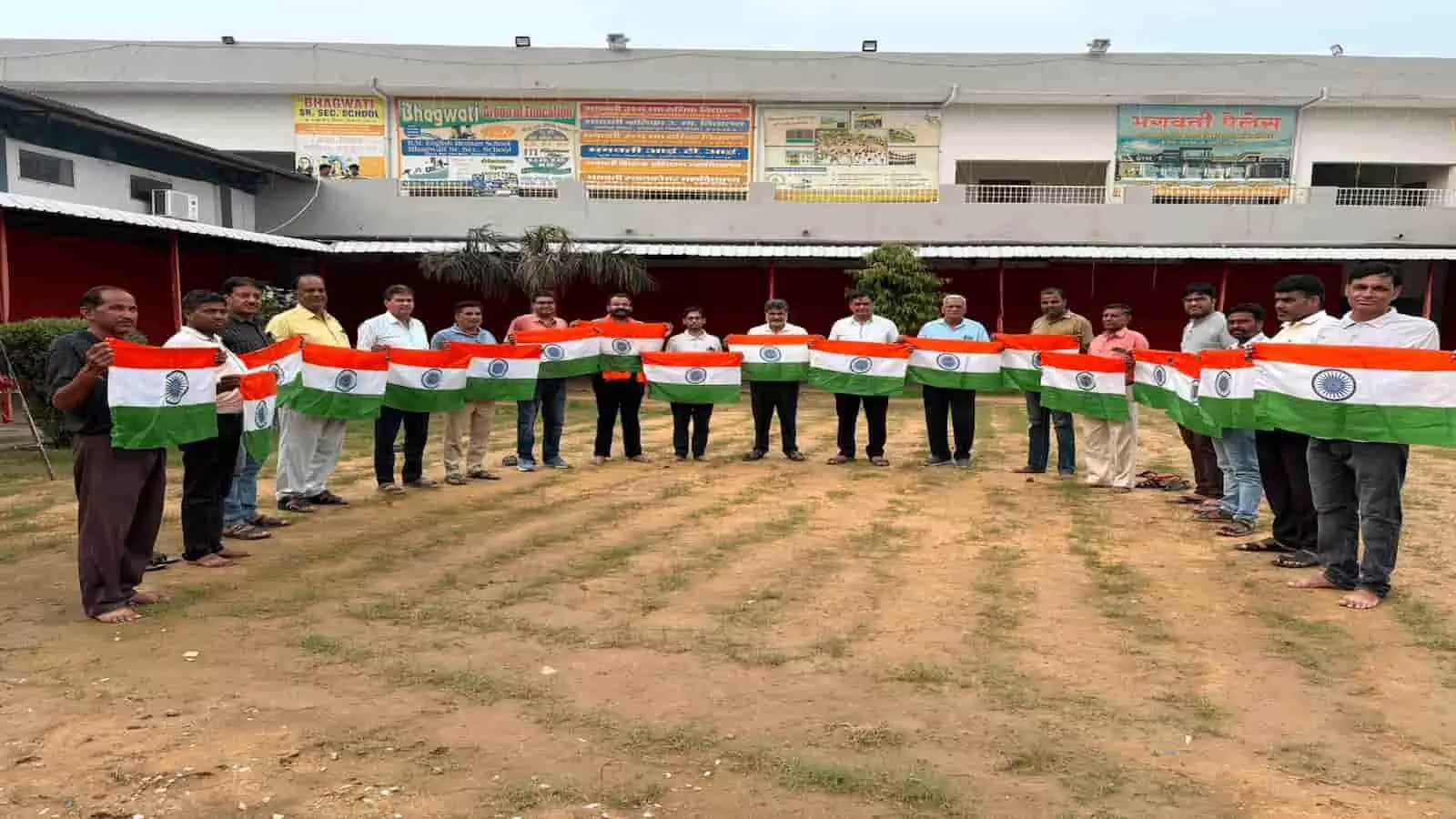 तस्वीर में भगवती सीनियर सेकेंडरी स्कूल के प्रांगण में खड़े लोग हाथ में तिरंगा थामे हुए नजर आ रहे हैं। तस्वीर में भगवती सीनियर सेकेंडरी स्कूल के प्रांगण में खड़े लोग हाथ में तिरंगा थामे हुए नजर आ रहे हैं।