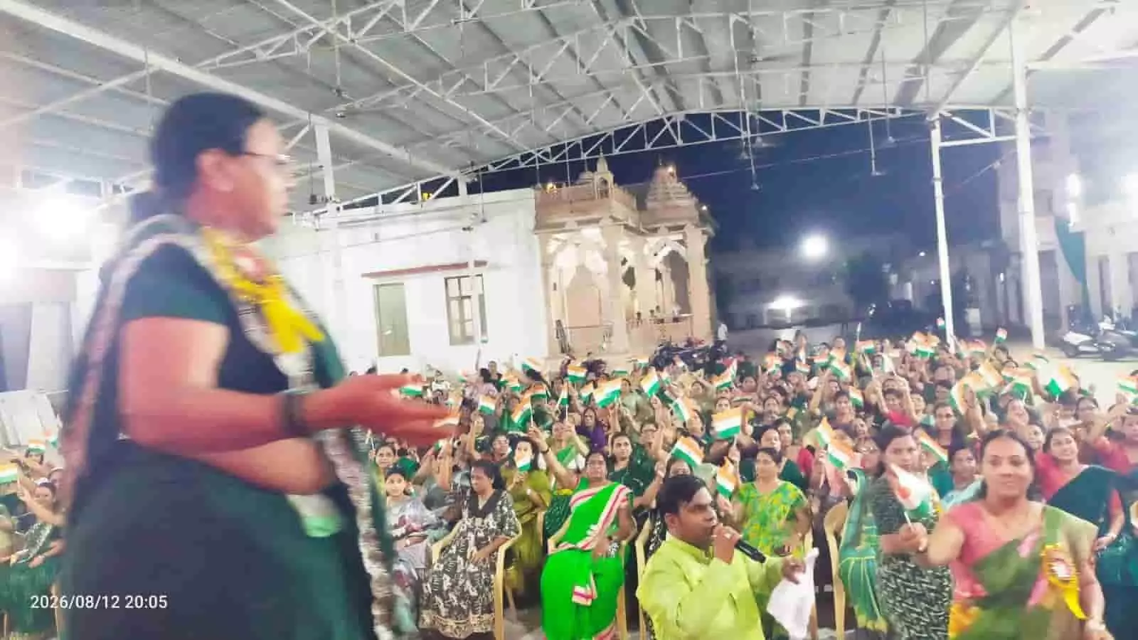 तस्वीर में महिलाएं गुरुकुल परिसर में तिरंगा लेकर देशभक्ति प्रस्तुति देती दिख रही हैं। तस्वीर में महिलाएं गुरुकुल परिसर में तिरंगा लेकर देशभक्ति प्रस्तुति देती दिख रही हैं।