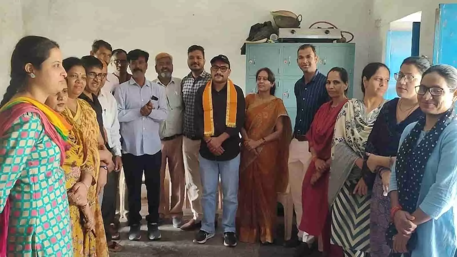 विद्यालय परिवार के सदस्य फलीचड़ा स्कूल में नव नियुक्त कर्मचारियों के स्वागत कार्यक्रम में खड़े हैं। विद्यालय परिवार के सदस्य फलीचड़ा स्कूल में नव नियुक्त कर्मचारियों के स्वागत कार्यक्रम में खड़े हैं।