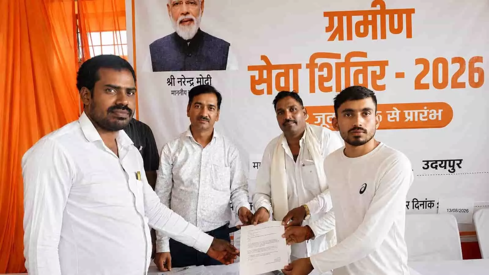 तस्वीर में ग्रामीण सेवा शिविर के दौरान मावली में अधिकारियों को ज्ञापन सौंपते हुए ग्रामीण। तस्वीर में ग्रामीण सेवा शिविर के दौरान मावली में अधिकारियों को ज्ञापन सौंपते हुए ग्रामीण।