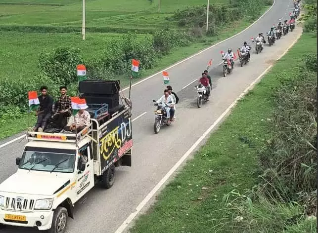 तस्वीर में सड़क पर तिरंगे के साथ वाहन और बाइक रैली निकालते हुए कार्यकर्ता दिख रहे हैं। तस्वीर में सड़क पर तिरंगे के साथ वाहन और बाइक रैली निकालते हुए कार्यकर्ता दिख रहे हैं।