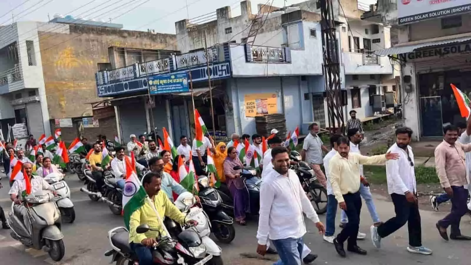 तस्वीर में बारां में तिरंगा बाइक रैली के दौरान हाथों में राष्ट्रीय ध्वज लिए चलते लोग दिख रहे हैं। तस्वीर में बारां में तिरंगा बाइक रैली के दौरान हाथों में राष्ट्रीय ध्वज लिए चलते लोग दिख रहे हैं।