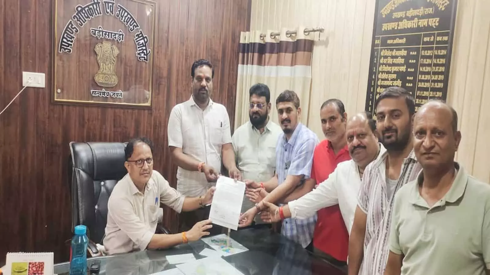 बड़ीसादड़ी उपखण्ड कार्यालय में ज्ञापन सौंपते पूर्व पालिकाध्यक्ष मुस्तफा अली बोहरा और नगर कांग्रेस कार्यकर्ता बड़ीसादड़ी उपखण्ड कार्यालय में ज्ञापन सौंपते पूर्व पालिकाध्यक्ष मुस्तफा अली बोहरा और नगर कांग्रेस कार्यकर्ता