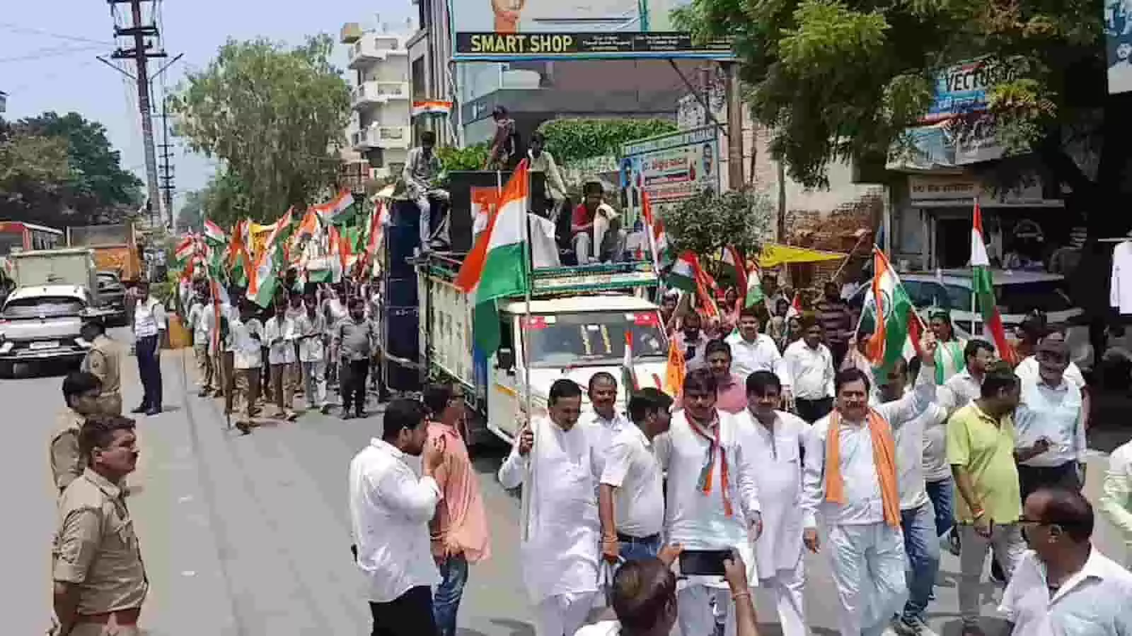 तस्वीर में एटा की सड़क पर तिरंगा यात्रा निकालते हुए लोग और राज्य मंत्री दिख रहे हैं। तस्वीर में एटा की सड़क पर तिरंगा यात्रा निकालते हुए लोग और राज्य मंत्री दिख रहे हैं।