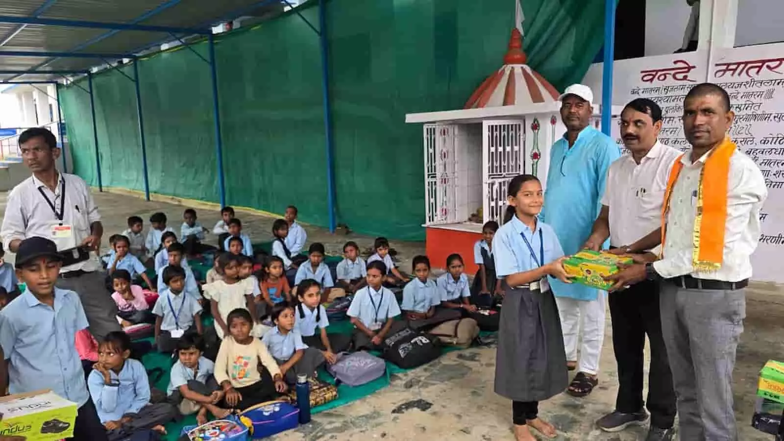 तस्वीर में बावलवाड़ा स्कूल परिसर में छात्रों को जूते वितरित किए जा रहे हैं। तस्वीर में बावलवाड़ा स्कूल परिसर में छात्रों को जूते वितरित किए जा रहे हैं।