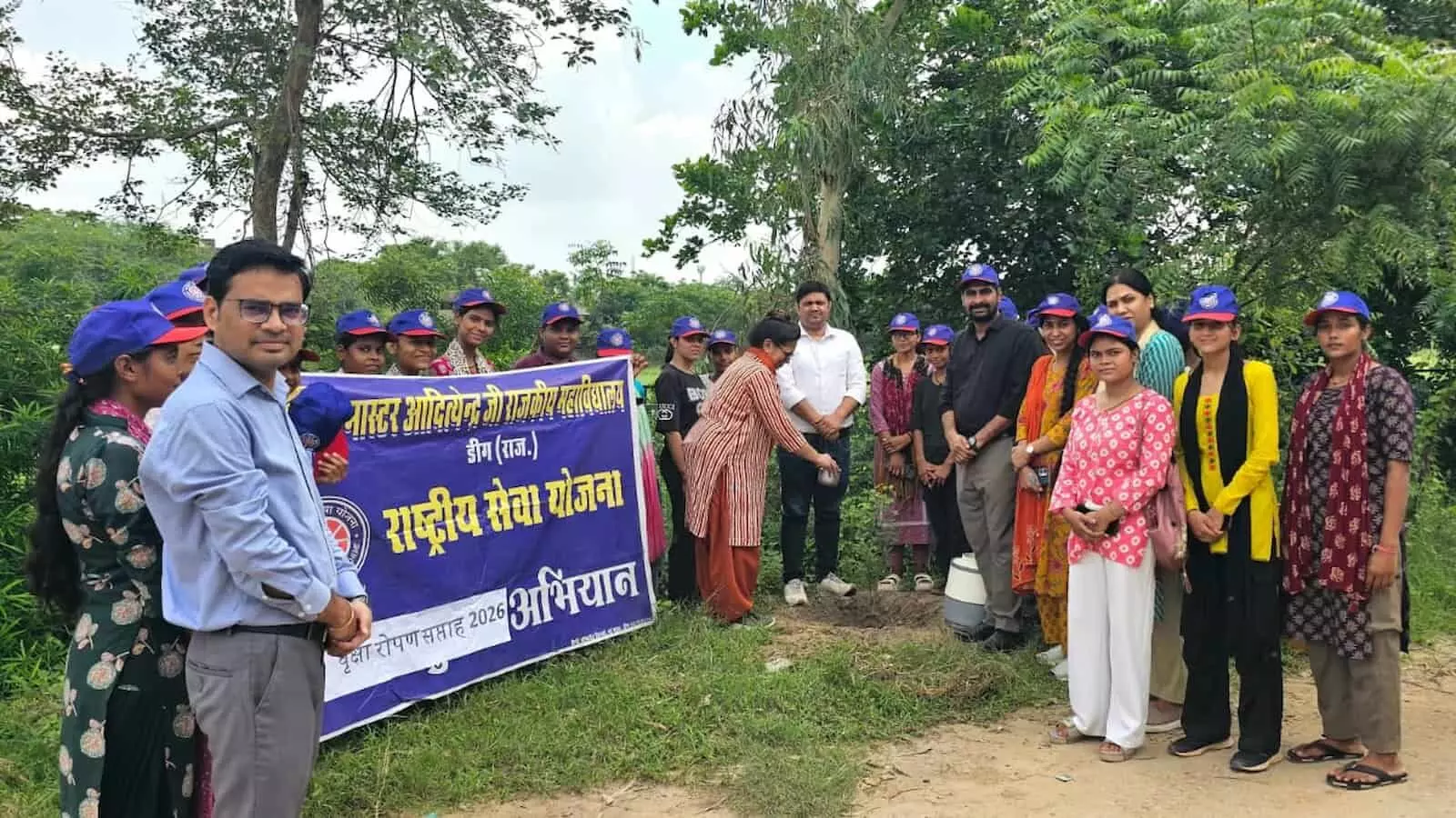 डीग महाविद्यालय परिसर में एनएसएस कार्यक्रम के दौरान पौधरोपण करते प्राचार्य डॉ. दिलीप सिंह और स्वयंसेवक। डीग महाविद्यालय परिसर में एनएसएस कार्यक्रम के दौरान पौधरोपण करते प्राचार्य डॉ. दिलीप सिंह और स्वयंसेवक।