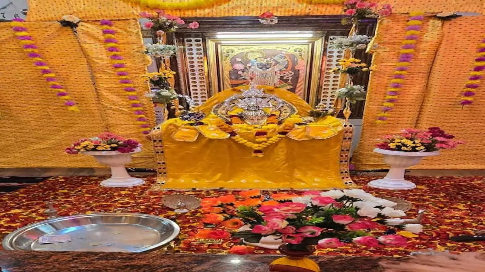 फतहनगर के अखाड़ा मंदिर में फूलों से सजे हिंडोलने में विराजमान ठाकुर जी की प्रतिमा। फतहनगर के अखाड़ा मंदिर में फूलों से सजे हिंडोलने में विराजमान ठाकुर जी की प्रतिमा।