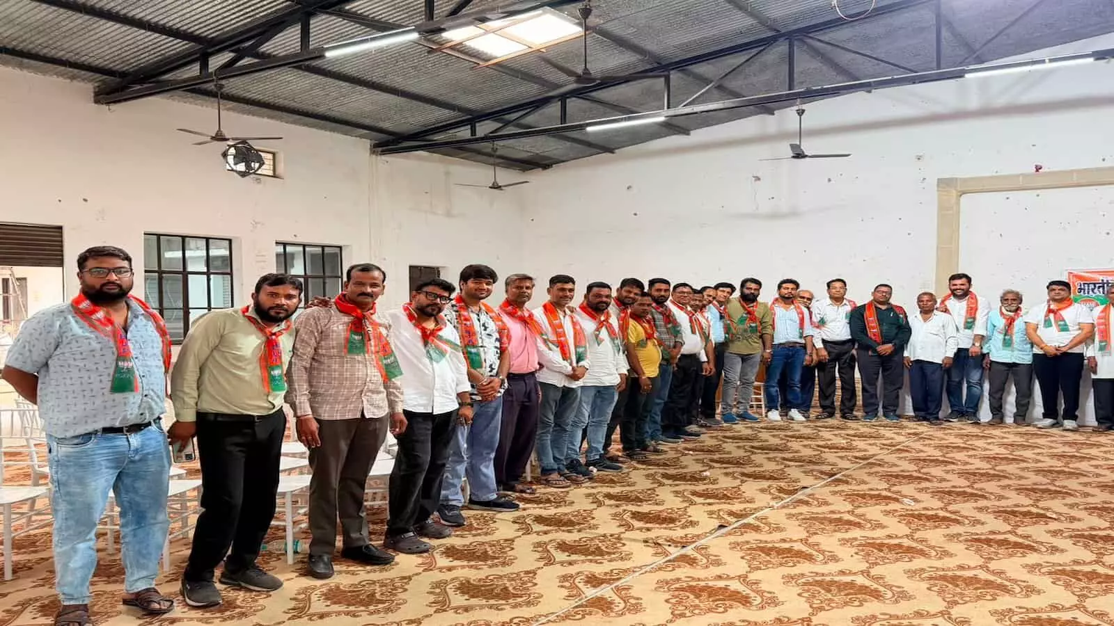 फतहनगर के केआरजी गार्डन में तिरंगा यात्रा की बैठक करते भाजपा कार्यकर्ता। फतहनगर के केआरजी गार्डन में तिरंगा यात्रा की बैठक करते भाजपा कार्यकर्ता।