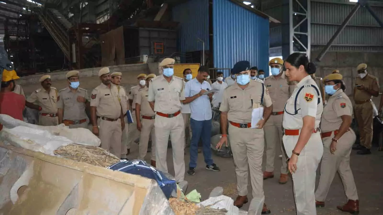 तस्वीर में उदयपुर पुलिस अधिकारी डबोक स्थित सीमेंट फैक्ट्री में नष्ट किए जा रहे मादक पदार्थों के पास खड़े हैं। तस्वीर में उदयपुर पुलिस अधिकारी डबोक स्थित सीमेंट फैक्ट्री में नष्ट किए जा रहे मादक पदार्थों के पास खड़े हैं।