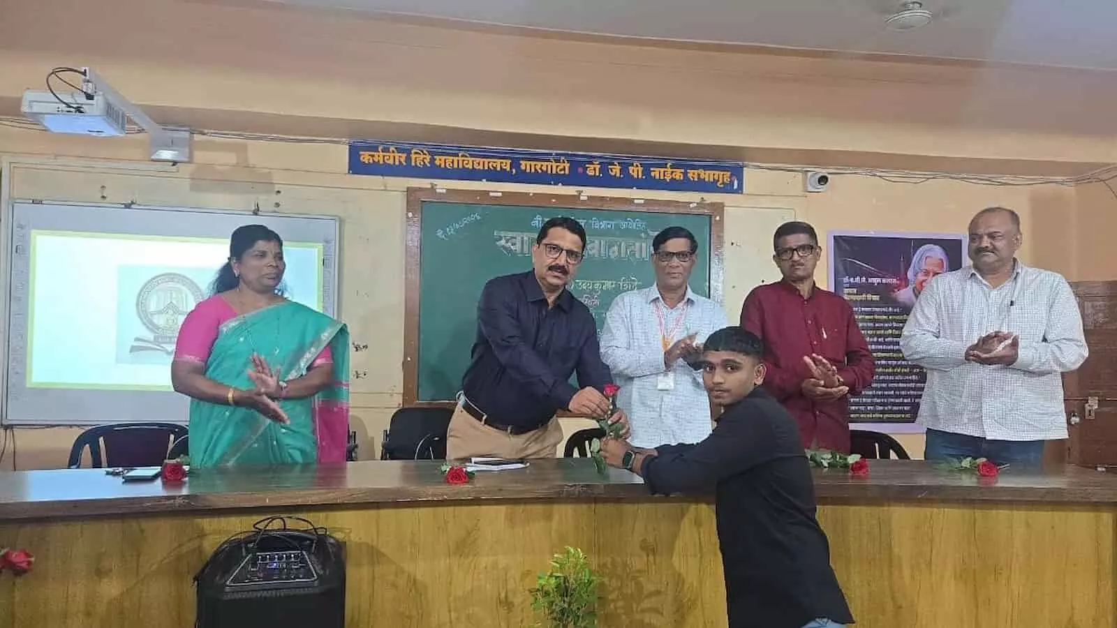 कर्मवीर हिरे महाविद्यालय गारगोटी के सभागृह में स्वागत समारोह के दौरान मंच पर मौजूद प्राचार्य और गणमान्य व्यक्ति। कर्मवीर हिरे महाविद्यालय गारगोटी के सभागृह में स्वागत समारोह के दौरान मंच पर मौजूद प्राचार्य और गणमान्य व्यक्ति।