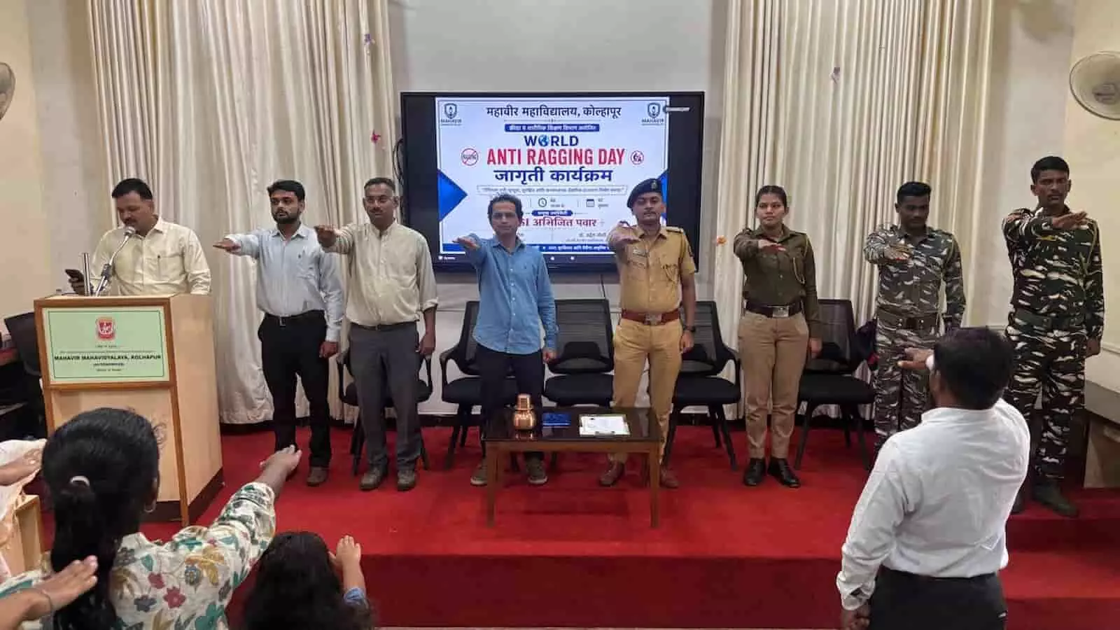 महावीर महाविद्यालय में एंटी-रैगिंग दिवस पर शपथ लेते हुए विद्यार्थी और मान्यवर। महावीर महाविद्यालय में एंटी-रैगिंग दिवस पर शपथ लेते हुए विद्यार्थी और मान्यवर।