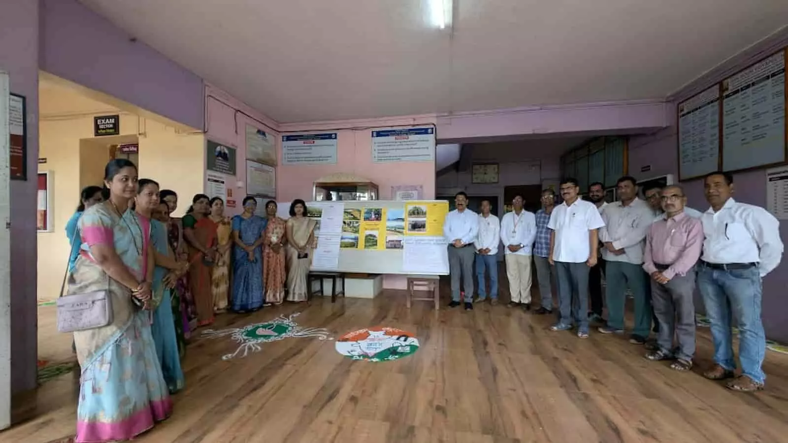 कर्मवीर हिरे महाविद्यालय गारगोटी में पर्यावरण जनजागृति कार्यक्रम के दौरान भित्तिपत्रिका के पास खड़े गणमान्य व्यक्ति। कर्मवीर हिरे महाविद्यालय गारगोटी में पर्यावरण जनजागृति कार्यक्रम के दौरान भित्तिपत्रिका के पास खड़े गणमान्य व्यक्ति।