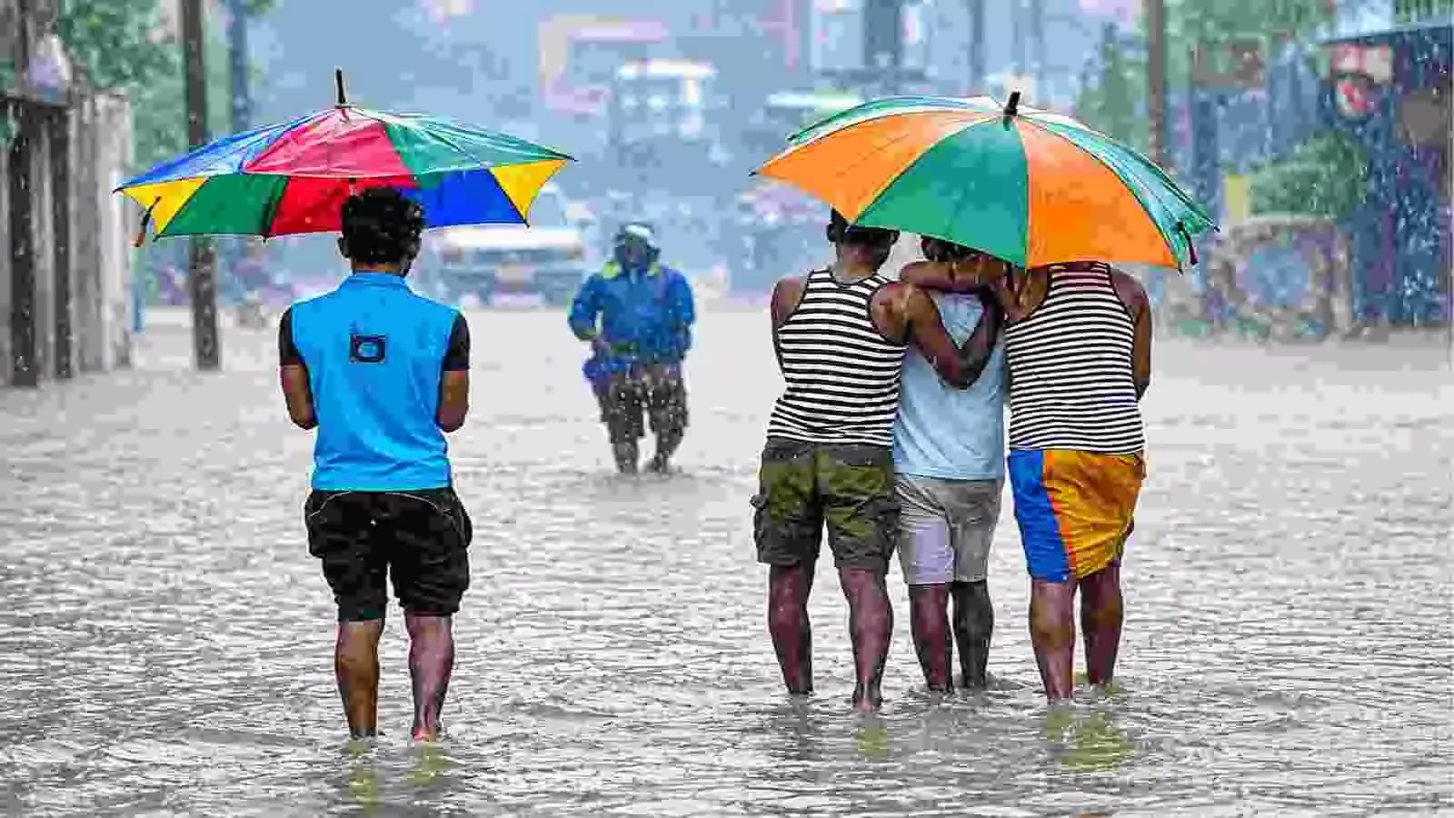 भारी बारिश में रास्ते में छाता लेकर चलते हुए लोग| भारी बारिश में रास्ते में छाता लेकर चलते हुए लोग|