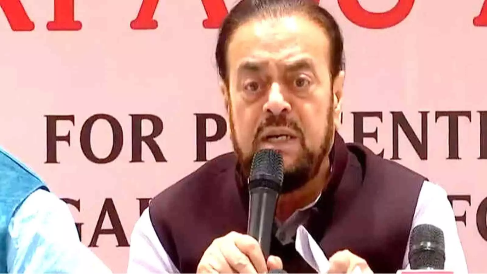 माइक पकड़कर बोलते हुए अबू आजमी मुंबई में प्रेस कॉन्फ्रेंस के दौरान नजर आ रहे हैं। माइक पकड़कर बोलते हुए अबू आजमी मुंबई में प्रेस कॉन्फ्रेंस के दौरान नजर आ रहे हैं।