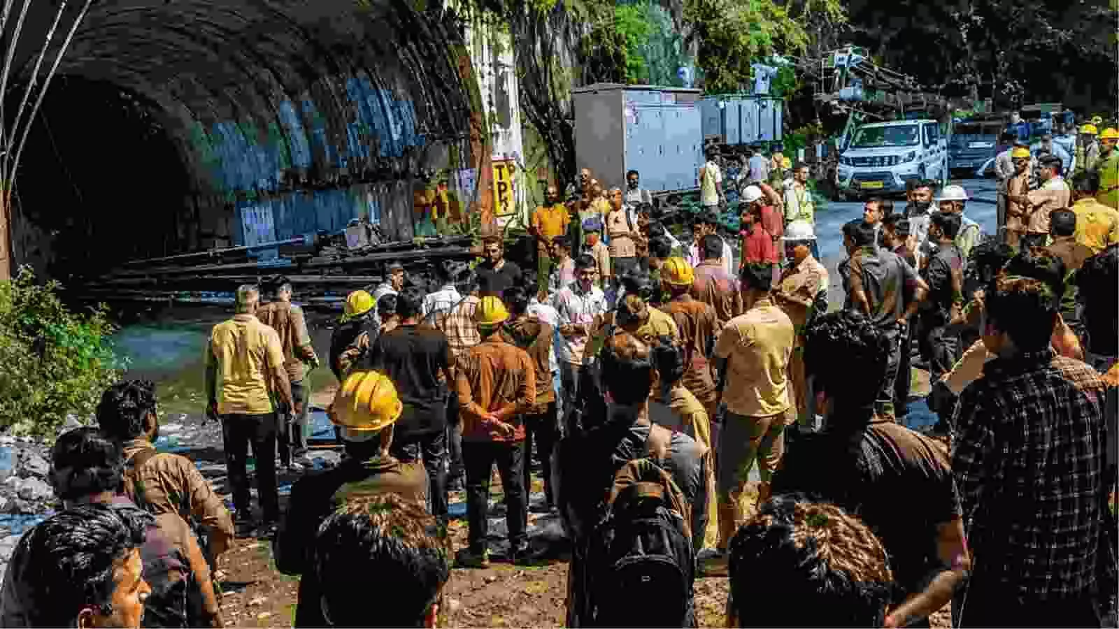राहत कार्य के दौरान भीड़ और सुरक्षाकर्मी टनल के बाहर उत्तराखंड के चमोली में भूस्खलन के संदर्भ में नजर आ रहे हैं। राहत कार्य के दौरान भीड़ और सुरक्षाकर्मी टनल के बाहर उत्तराखंड के चमोली में भूस्खलन के संदर्भ में नजर आ रहे हैं।