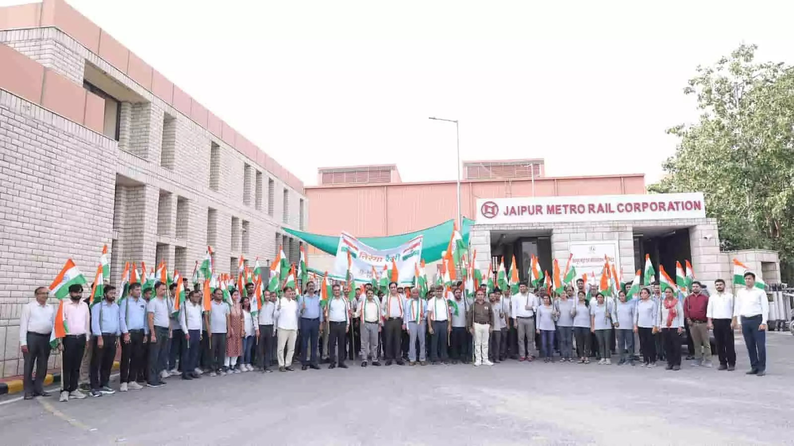 हाथों में तिरंगा लिए जयपुर मेट्रो के कर्मचारी मानसरोवर डिपो के बाहर खड़े हैं। हाथों में तिरंगा लिए जयपुर मेट्रो के कर्मचारी मानसरोवर डिपो के बाहर खड़े हैं।