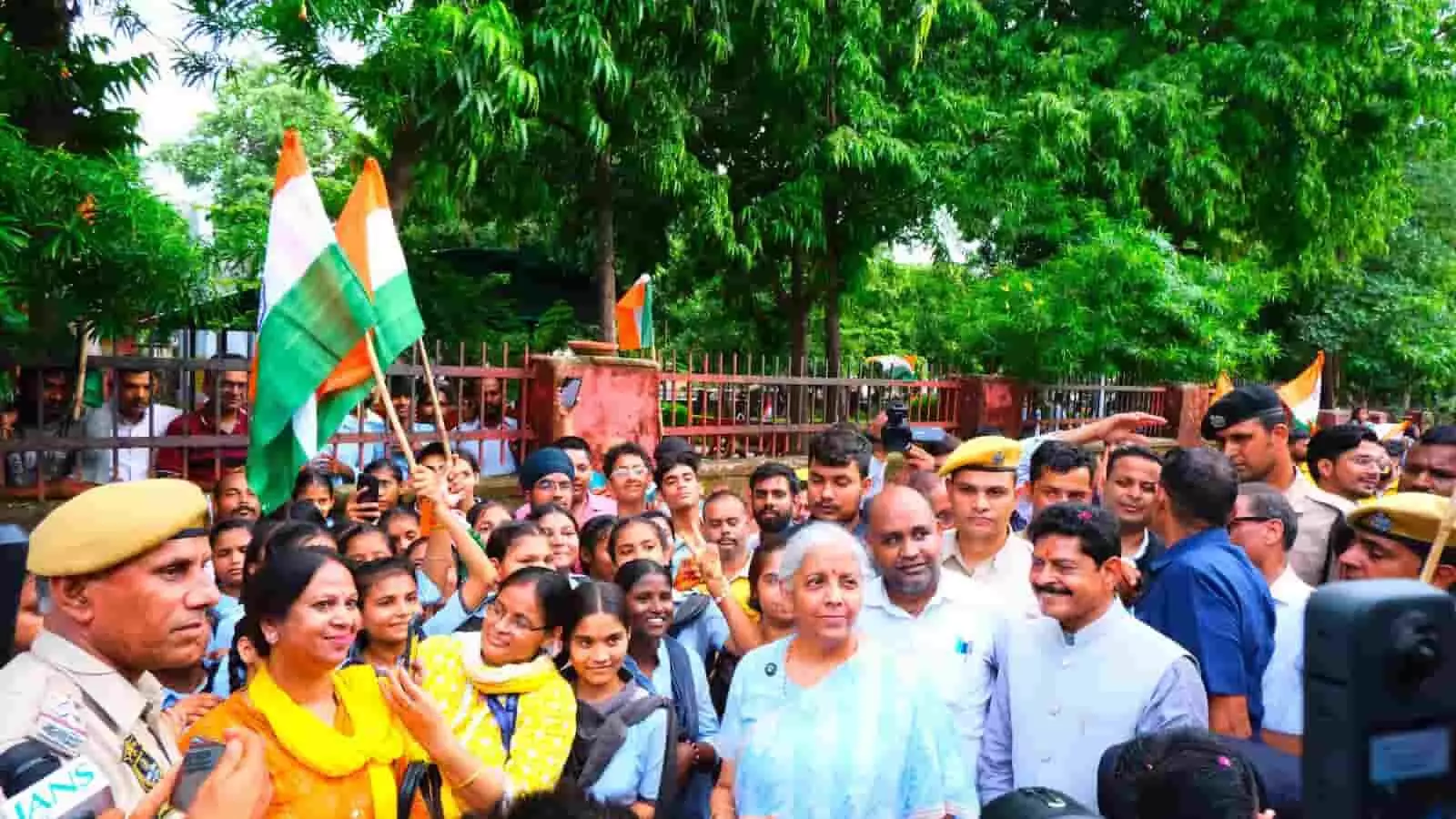 तस्वीर में केंद्रीय मंत्री निर्मला सीतारमण और दिया कुमारी जयपुर में तिरंगा यात्रा के दौरान विद्यार्थियों के साथ नजर आ रही हैं। तस्वीर में केंद्रीय मंत्री निर्मला सीतारमण और दिया कुमारी जयपुर में तिरंगा यात्रा के दौरान विद्यार्थियों के साथ नजर आ रही हैं।