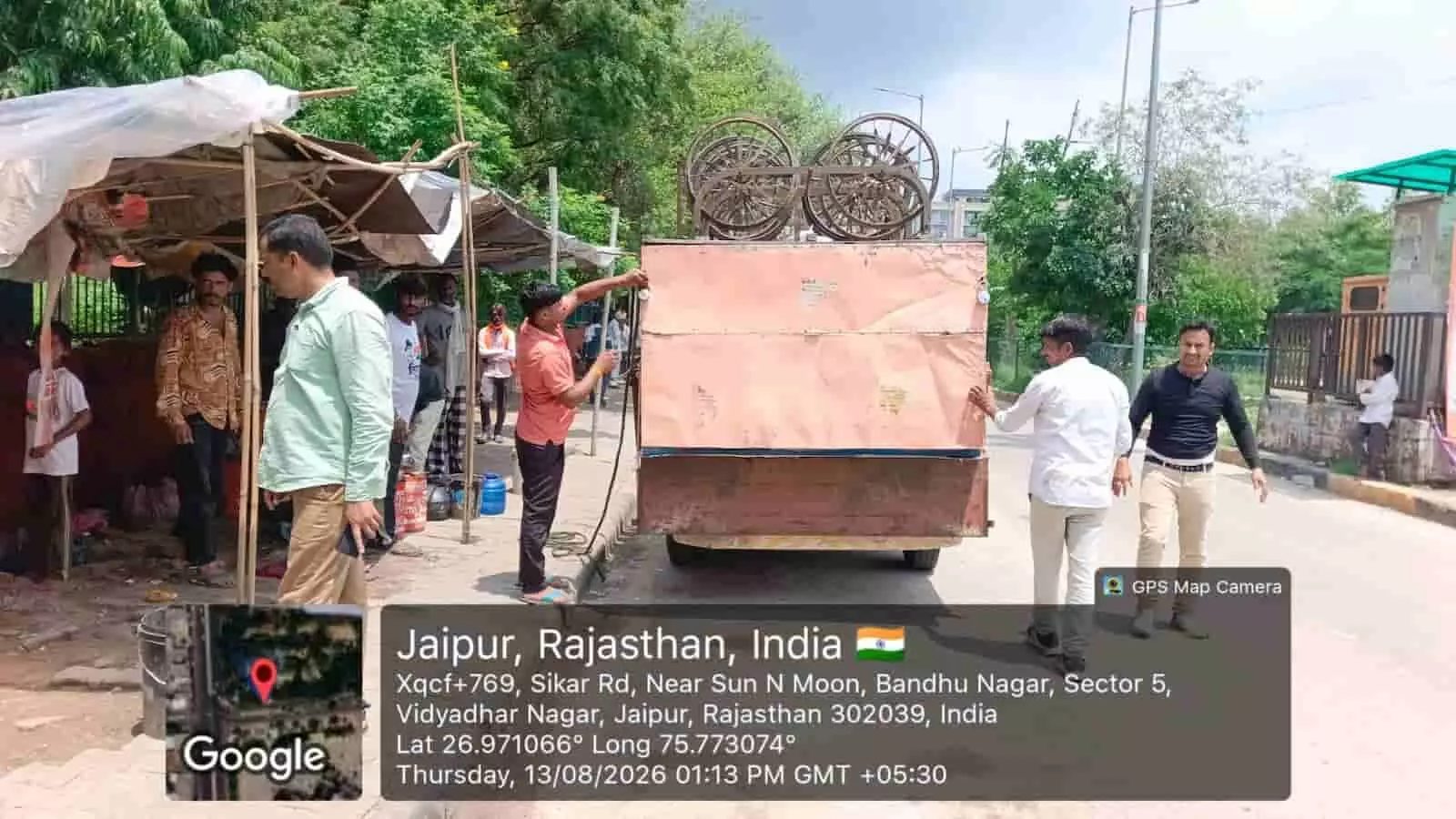 तस्वीर में विद्याधर नगर जयपुर में अतिक्रमण के खिलाफ कार्रवाई करते हुए नगर निगम की टीम नजर आ रही है। तस्वीर में विद्याधर नगर जयपुर में अतिक्रमण के खिलाफ कार्रवाई करते हुए नगर निगम की टीम नजर आ रही है।