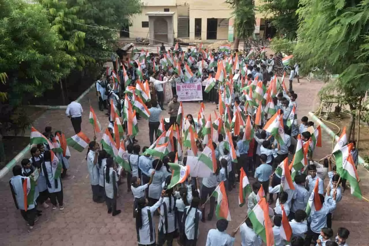 तस्वीर में जयपुर के एक विद्यालय में तिरंगा थामे हुए खड़े विद्यार्थी और शिक्षक दिखाई दे रहे हैं। तस्वीर में जयपुर के एक विद्यालय में तिरंगा थामे हुए खड़े विद्यार्थी और शिक्षक दिखाई दे रहे हैं।