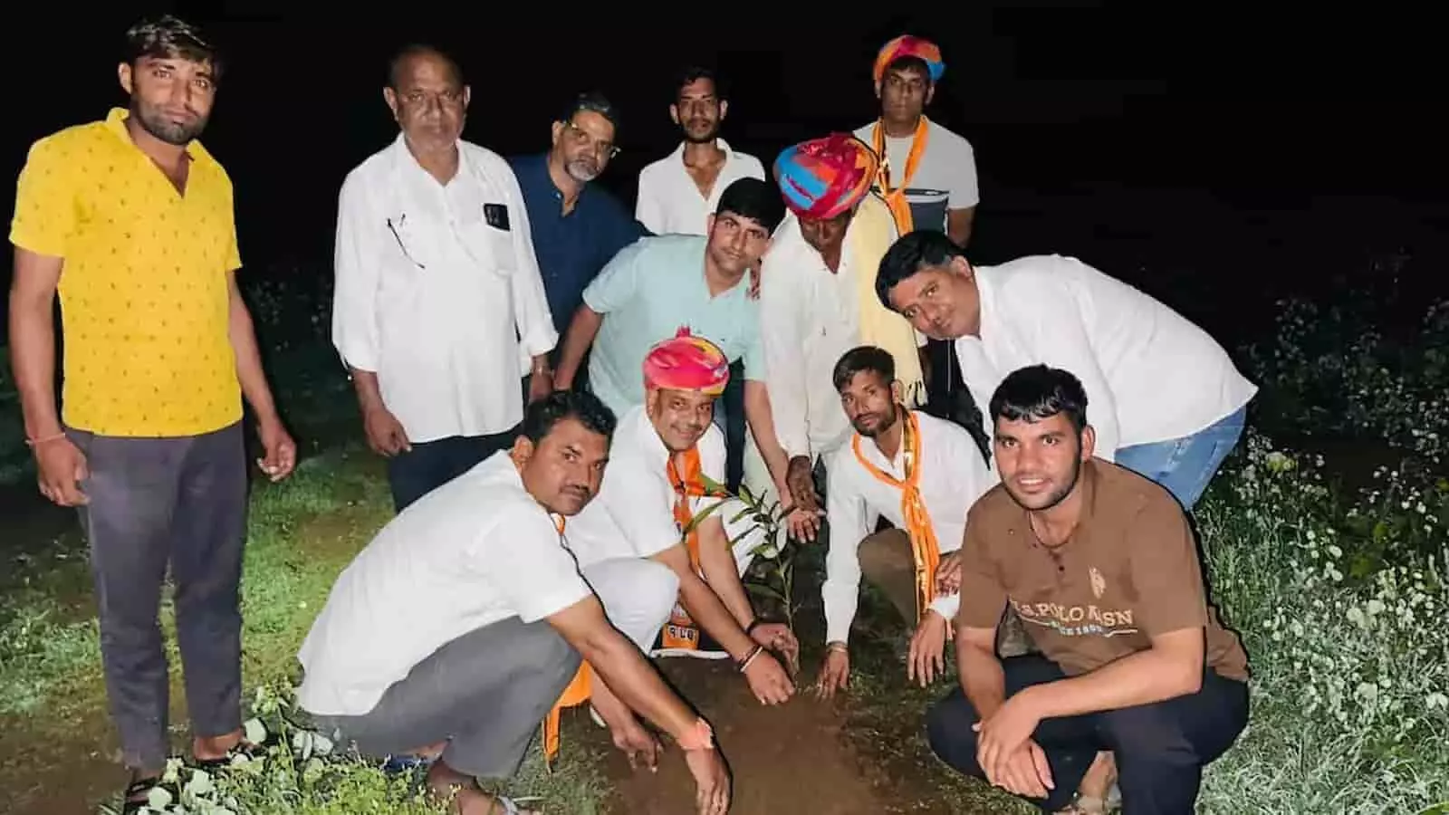 तस्वीर में बद्रीलाल जाट और ग्रामीण भान्याखेड़ी में पौधारोपण करते हुए दिखाई दे रहे हैं। तस्वीर में बद्रीलाल जाट और ग्रामीण भान्याखेड़ी में पौधारोपण करते हुए दिखाई दे रहे हैं।
