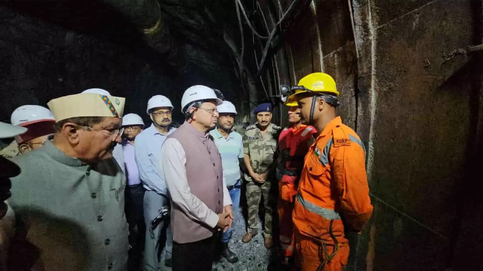 तस्वीर में मुख्यमंत्री पुष्कर सिंह धामी अधिकारियों और बचाव कर्मियों के साथ चमोली की टनल के अंदर निरीक्षण कर रहे हैं। तस्वीर में मुख्यमंत्री पुष्कर सिंह धामी अधिकारियों और बचाव कर्मियों के साथ चमोली की टनल के अंदर निरीक्षण कर रहे हैं।