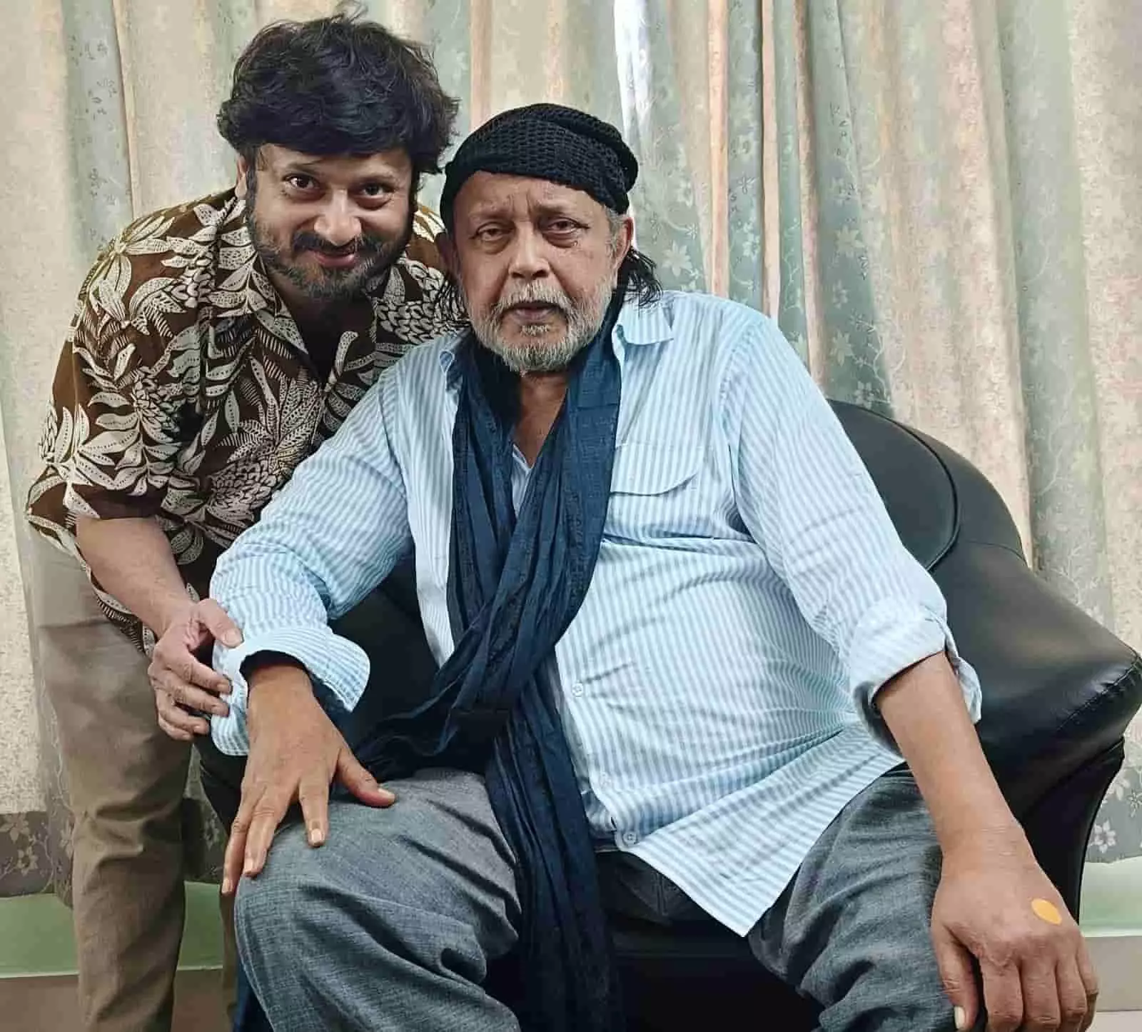 तस्वीर में शिबोप्रसाद मुखर्जी और मिथुन चक्रवर्ती नजर आ रहे हैं। तस्वीर में शिबोप्रसाद मुखर्जी और मिथुन चक्रवर्ती नजर आ रहे हैं।