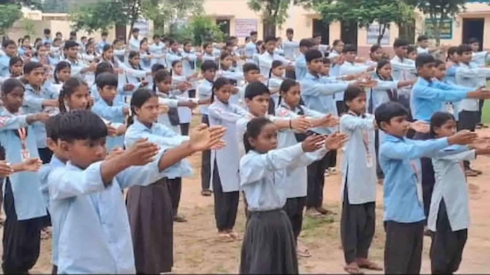डीग के स्कूल में स्वतंत्रता दिवस की तैयारी के लिए अभ्यास करते छात्र-छात्राएं। डीग के स्कूल में स्वतंत्रता दिवस की तैयारी के लिए अभ्यास करते छात्र-छात्राएं।